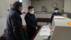 王月成、李建軍在春節(jié)期間檢查慰問